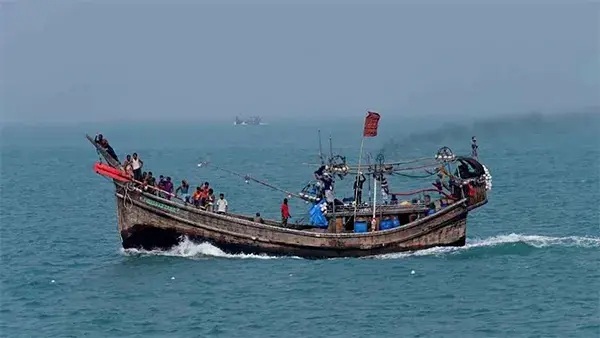 বাংলাদেশি মাছ ধরার ট্রলারে ‘মিয়ানমারের নৌবাহিনীর’ গুলিতে নিহত ১, আহত ২